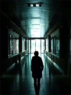 手撕铁门的狠人